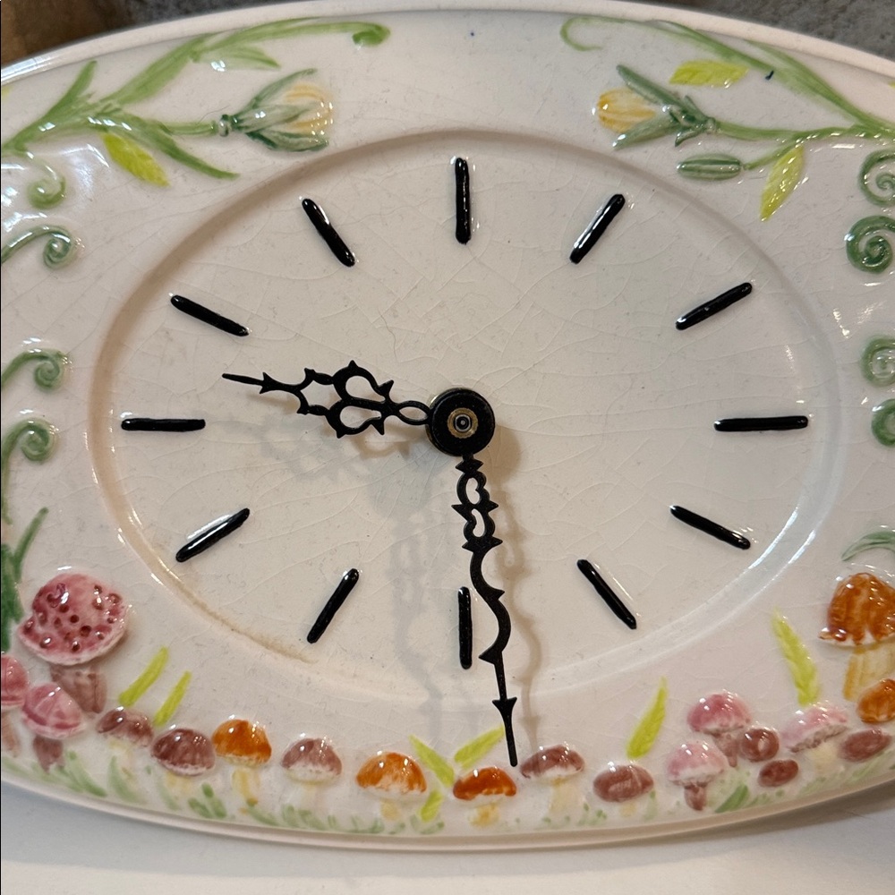 Vintage 1976 Hand-Painted Mushroom Clock - Picture 6 of 7